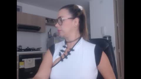 Snapshot of latinpaprika chatting on February 19, 10:56 am latinpaprika online show from February 19, 10:56 am