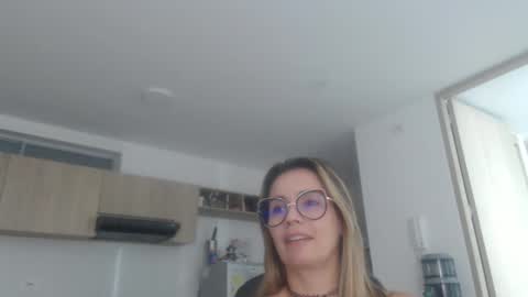 Snapshot of latinpaprika chatting on February 21, 2:27 pm latinpaprika online show from February 21, 2:27 pm