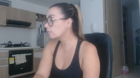 Snapshot of latinpaprika chatting on March 7, 3:08 am latinpaprika online show from March 7, 3:08 am