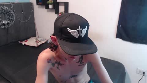 Snapshot of latins_boys_20 chatting on December 4, 8:01 am NICK online show from December 4, 8:01 am