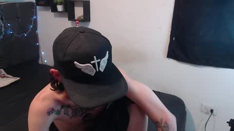 Snapshot of latins_boys_20 chatting on December 18, 7:36 am NICK online show from December 18, 7:36 am