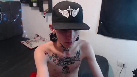 Snapshot of latins_boys_20 chatting on December 18, 10:40 am NICK online show from December 18, 10:40 am