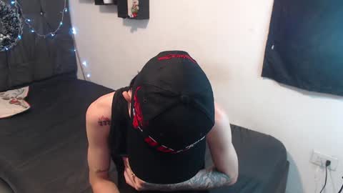 Snapshot of latins_boys_20 chatting on December 24, 4:33 am NICK online show from December 24, 4:33 am