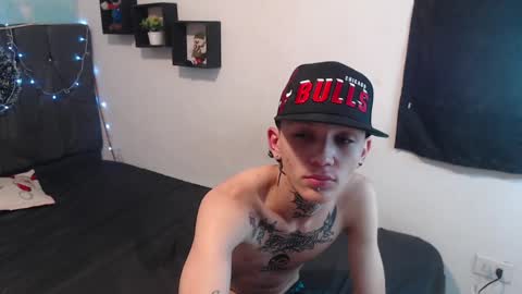 Snapshot of latins_boys_20 chatting on December 30, 7:04 am NICK online show from December 30, 7:04 am