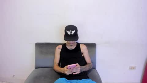 Snapshot of latins_boys_20 chatting on January 27, 4:52 am NICK online show from January 27, 4:52 am