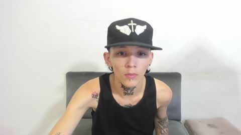 Snapshot of latins_boys_20 chatting on February 2, 3:32 am NICK online show from February 2, 3:32 am