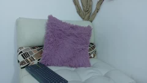 Snapshot of laura__castillo_ chatting on June 6, 12:21 pm online show from June 6, 12:21 pm
