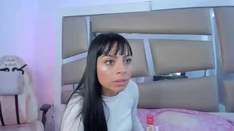 laura__js_ online show from February 18, 8:36 pm