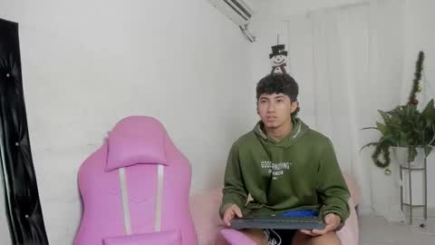 laura_and_kevin online show from December 15, 8:35 pm