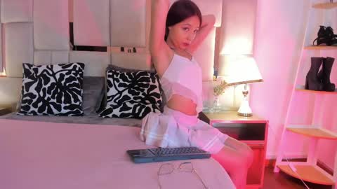 Snapshot of laura_dicardy chatting on June 4, 11:27 am laura_dicardy online show from June 4, 11:27 am