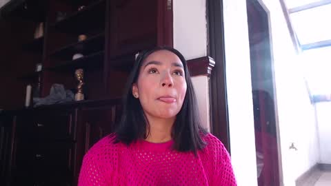 lLAURA online show from December 9, 8:01 pm