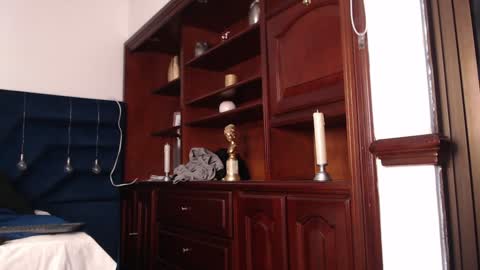 lLAURA online show from December 10, 2:05 am