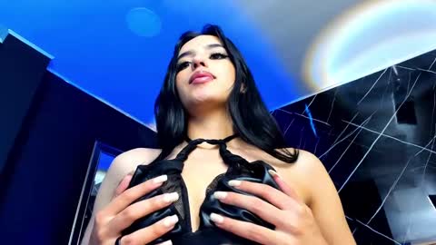 Snapshot of laura_hentai chatting on December 3, 4:28 pm Laura online show from December 3, 4:28 pm