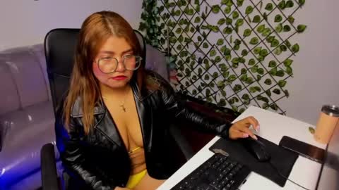 Snapshot of laura_marttin chatting on July 15, 2:39 am laura_marttin online show from July 15, 2:39 am