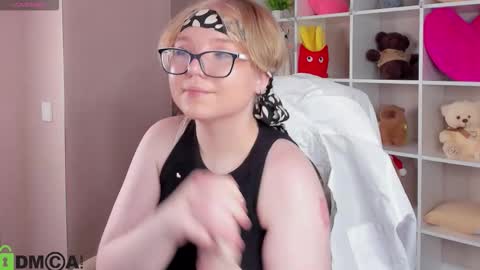 Snapshot of lauraaa_smith chatting on February 3, 9:58 am Laura online show from February 3, 9:58 am