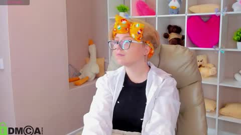 Snapshot of lauraaa_smith chatting on February 5, 9:25 am Laura online show from February 5, 9:25 am