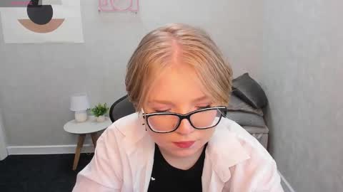 Snapshot of lauraaa_smith chatting on February 8, 9:45 am Laura online show from February 8, 9:45 am