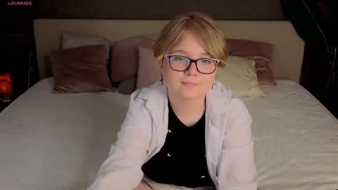 Snapshot of lauraaa_smith chatting on February 9, 2:04 am Laura online show from February 9, 2:04 am