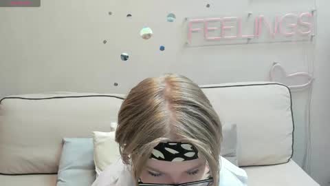 Snapshot of lauraaa_smith chatting on February 23, 12:52 am Laura online show from February 23, 12:52 am