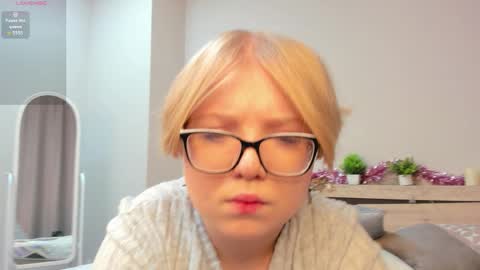 Snapshot of lauraaa_smith chatting on February 24, 7:28 am Laura online show from February 24, 7:28 am