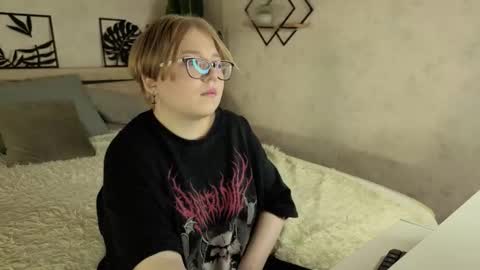 Snapshot of lauraaa_smith chatting on February 27, 8:03 am Laura online show from February 27, 8:03 am