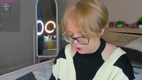 Snapshot of lauraaa_smith chatting on March 2, 7:15 am Laura online show from March 2, 7:15 am