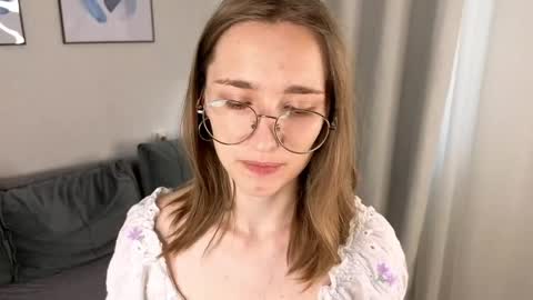 Snapshot of lauracollins__ chatting on June 6, 2:11 pm May online show from June 6, 2:11 pm