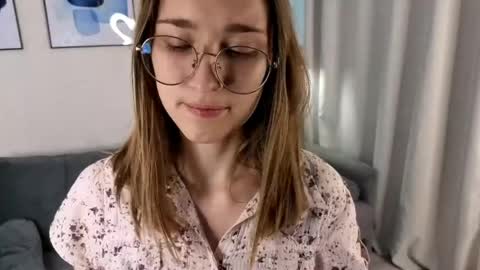 Snapshot of lauracollins__ chatting on June 8, 2:06 pm May online show from June 8, 2:06 pm