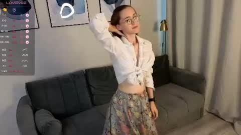 Snapshot of lauracollins__ chatting on June 18, 1:04 pm May online show from June 18, 1:04 pm