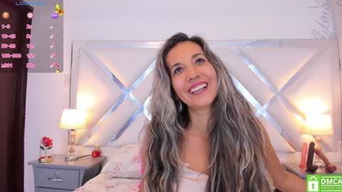 Snapshot of laurafarrely chatting on December 3, 10:28 am Laura online show from December 3, 10:28 am