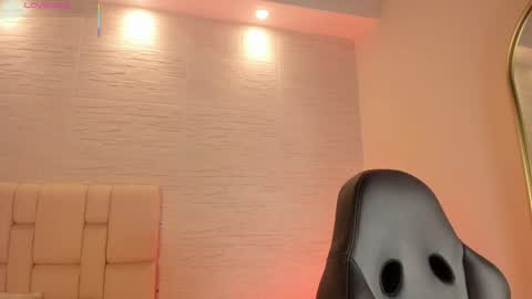  laura kane online show from April 8, 11:54 am