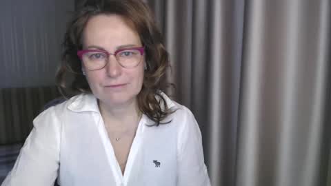 Lauraoven1 online show from January 6, 7:52 am