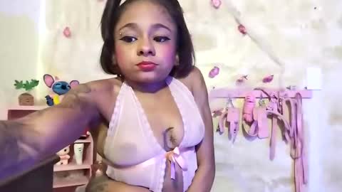 Snapshot of lauren_hills7069 chatting on January 19, 3:50 am Lauren online show from January 19, 3:50 am