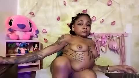 Snapshot of lauren_hills7069 chatting on February 1, 6:43 am Lauren online show from February 1, 6:43 am