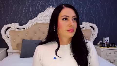 Snapshot of laurenjenssen chatting on November 4, 7:18 am Laura online show from November 4, 7:18 am