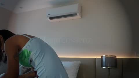 Snapshot of laurensaenz chatting on October 27, 12:09 pm Lauren Saenz online show from October 27, 12:09 pm