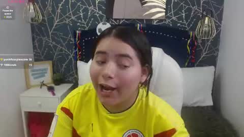 Snapshot of laurha_ chatting on June 17, 8:32 pm laura online show from June 17, 8:32 pm
