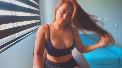 Snapshot of lauri_fit chatting on November 21, 7:12 pm Lauri online show from November 21, 7:12 pm