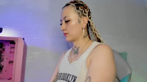 Snapshot of lauryn_muller_ chatting on May 14, 7:04 am Lau online show from May 14, 7:04 am