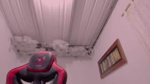 Snapshot of lauu_g chatting on December 17, 9:15 am Lauu G online show from December 17, 9:15 am