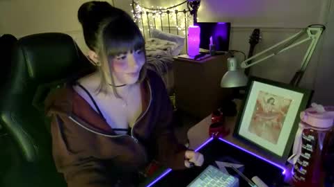 Snapshot of lavenderrzz19 chatting on November 19, 2:28 pm Lavenderrzz online show from November 19, 2:28 pm