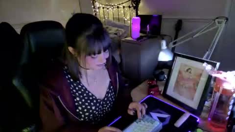 Snapshot of lavenderrzz19 chatting on November 20, 2:50 pm Lavenderrzz online show from November 20, 2:50 pm