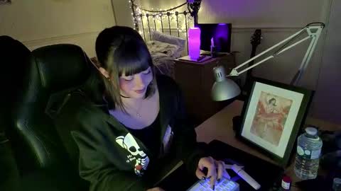 Snapshot of lavenderrzz19 chatting on November 24, 2:17 pm Lavenderrzz online show from November 24, 2:17 pm