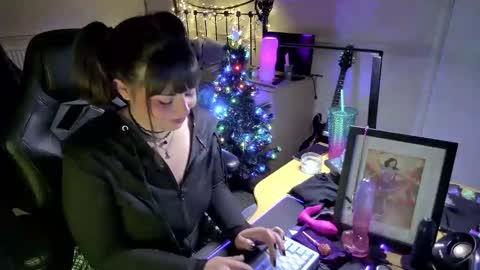 Snapshot of lavenderrzz19 chatting on December 19, 2:24 pm Lavenderrzz online show from December 19, 2:24 pm