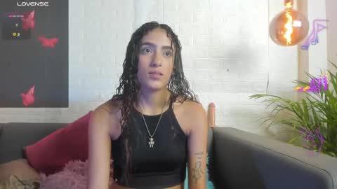 Layla online show from December 14, 1:28 am