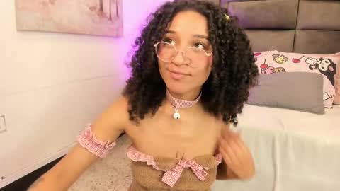 Snapshot of layla_clarke chatting on September 19, 8:16 am layla_clarke online show from September 19, 8:16 am