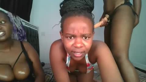 Snapshot of layla_cutiee chatting on February 25, 7:01 pm layla_cutiee online show from February 25, 7:01 pm