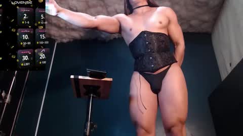 Layla   help me with your thumbs up its important  online show from October 26, 8:09 am