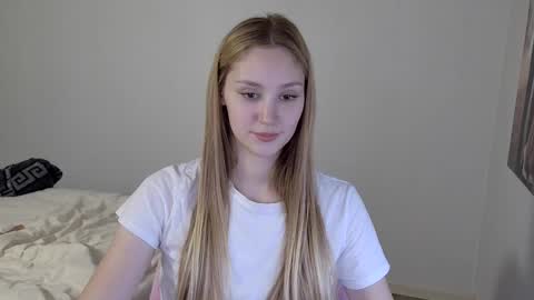 Snapshot of laylla001 chatting on December 6, 11:00 am Laylla001 online show from December 6, 11:00 am