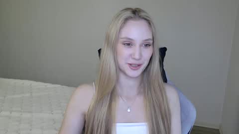 Snapshot of laylla001 chatting on October 6, 6:00 am Laylla001 online show from October 6, 6:00 am